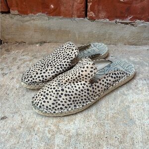 DV Womens 9.5 Leopard Animal Print Slip On Mules Casual Sandals Shoes
